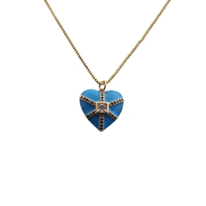 Collier cœur doré avec pendentif en émail bleu et détails de croix en pierres colorées