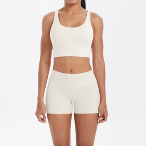 Détail de l'ensemble de yoga crème avec brassière de sport et short taille haute