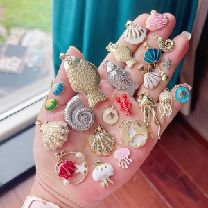 Pendentifs marins colorés avec étoile de mer et méduse en finition dorée et émail