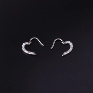 Piercing Daith a cuore in titanio G23 con zirconi trasparenti e finitura lucida