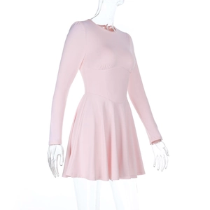 Vue latérale de la robe courte rose à manches longues avec taille haute évasée en A