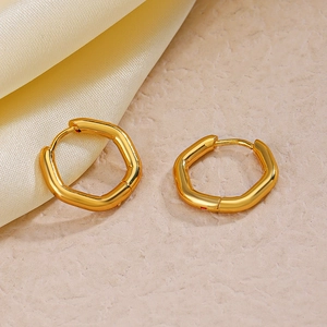 Orecchini a cerchio esagonali minimalisti in acciaio placcato oro 18K su seta morbida