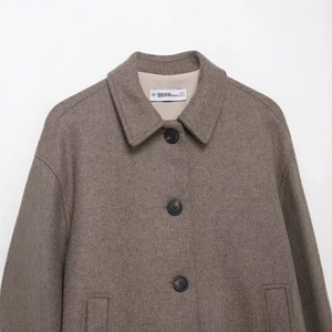 Kurzer brauner Wollmantel für Damen mit klassischem Revers und scharfer Tweed-Struktur