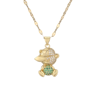 Collier avec pendentif ours doré portant une casquette de baseball et pierres vertes