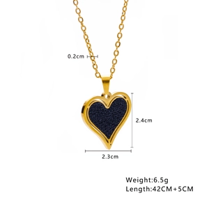 Detalle del collar de corazón dorado con dimensiones y especificaciones técnicas claras