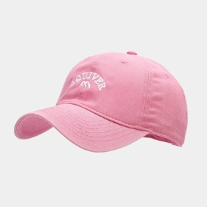 Dettaglio del ricamo bianco AQUIVER e della trama del tessuto sul cappellino rosa