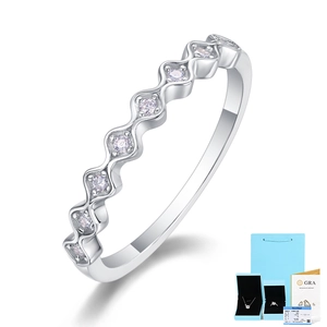 Dettaglio anello ondulato in moissanite d'argento con certificato GRA e confezione regalo
