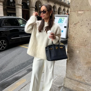 Pull chic en maille de mohair blanc et pantalon assorti au style urbain français élégant