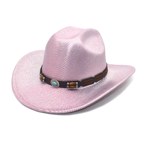 Détail du chapeau de cowboy rose à paillettes avec bandeau turquoise et perles