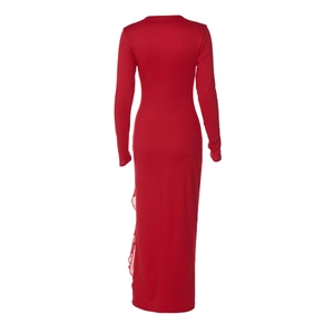 Vue détaillée du dos d'une robe maxi rouge ajustée avec fente à volants et manches