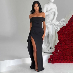 Eleganter schulterfreier Schlitzabendkleid in Schwarz im minimalistischen Studio-Ambiente