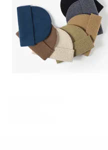 Detailaufnahme verschiedener dicker Wollstrickmützen in Marineblau und Khaki