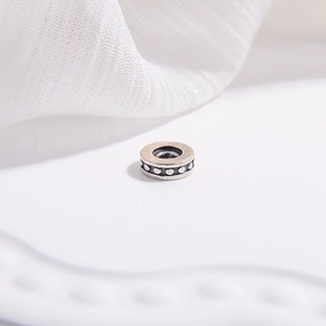 Détail macro d'une perle en argent S925 avec points en relief pour bijoux DIY