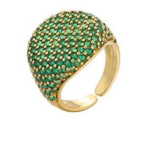 Anello regolabile in ottone placcato oro con vibranti pietre di zirconi verdi tondi