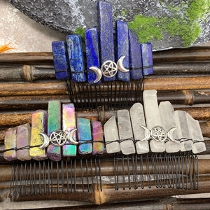Détail de peignes en quartz avec lapis-lazuli et symboles célestes de lune