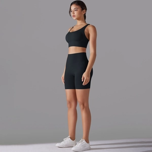 Vista laterale del reggiseno sportivo con incrocio sulla schiena e pantaloncini yoga