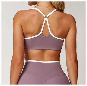 Detail von Cross-Back Yoga-BH mit fliederfarbenem Stoff und weißem Kontraststreifen