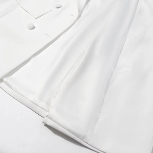 Vista macro dettagliata della fodera interna bianca premium e delle cuciture del vestito
