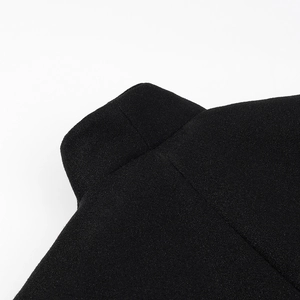 Gros plan du col montant d'un manteau en laine ajusté montrant la texture du tissu