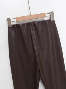 Detailaufnahme der dunkelbraunen Kunstlederhose mit strukturiertem elastischem Bund