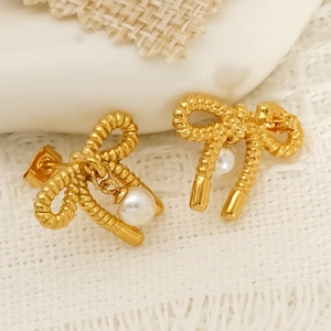 Boucles d'oreilles nœud dorées avec perle nacrée et détails de texture tressée