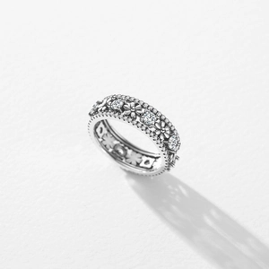 S925 sterling silver daisy ring with sparkling diamonds in a vintage eternity band style