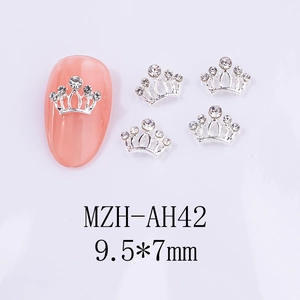 Détail de bijoux d'ongles couronne argentée avec strass de 9,5x7 mm sur un ongle