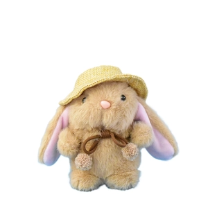 Adorabile portachiavi a forma di coniglietto di peluche beige con cappello di paglia.