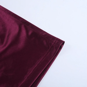 Détails des doubles coutures et des bords en dentelle de la robe de soirée en velours bordeaux