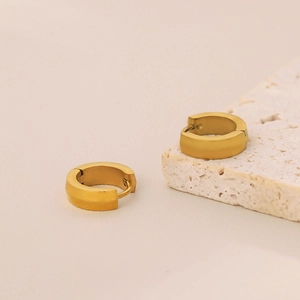 Minimalist 18K gold stainless steel hoop earrings with a beveled design for men and women