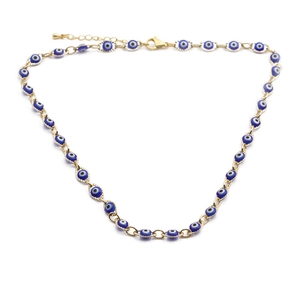 Détail d'un collier en plaqué or avec plusieurs pendentifs œil bleu en émail brillant