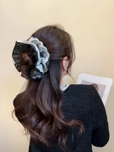 Détail du chouchou floral avec bord en dentelle, élastique élégant de style français