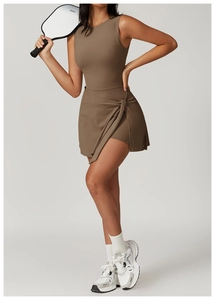 Détail d'une robe de tennis marron sans manches avec lien noué sur le côté et tissu mat