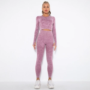 Detail eines nahtlosen Acid-Wash-Yoga-Sets mit Daumenlöchern und hoher Taille