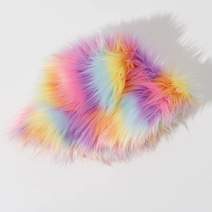 Bob en fausse fourrure arc-en-ciel avec texture pelucheuse tie-dye et dégradé coloré