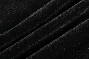 Macro du tissu velours noir montrant une texture douce et des reflets brillants