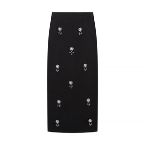 Jupe midi noire élégante avec motifs d'étoiles en strass sur un fond blanc immaculé
