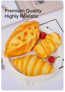 Vista de detalle de un set de croissants y panes falsos de espuma PU en un plato
