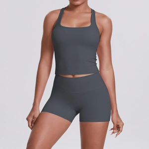 Gros plan détaillé du short de sport gris foncé à taille haute et texture de compression