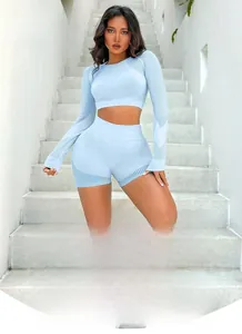 Détail d'un ensemble de sport sans couture bleu clair avec texture côtelée et short