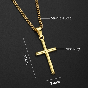 Vue détaillée du pendentif croix dorée avec dimensions et matériaux en acier inoxydable