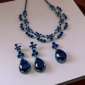 Détail de la parure de collier et boucles d'oreilles en cristal bleu et métal argenté