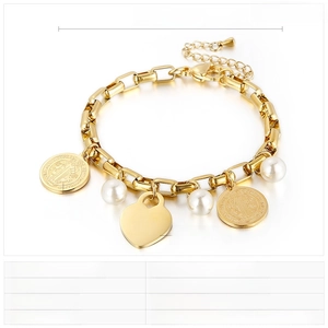 Détails macro d'un bracelet maillon en acier doré avec perles de résine et charme cœur
