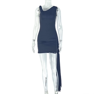 Detailansicht eines schwarzen One-Shoulder-Bodycon-Minikleids mit asymmetrischem Schnitt