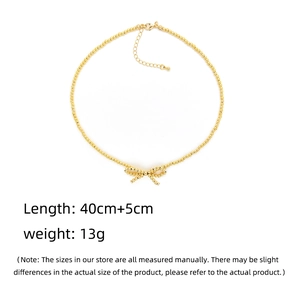 Dettaglio della collana di perline con ciondolo a fiocco e parametri di lunghezza 40cm+5cm e peso