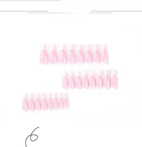 Détail de 24 faux ongles longs ballerine rose avec bordure blanche style french manucure