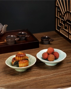 Close-up of ceramic high-foot snack plate with ice-crackle glaze for tea sets