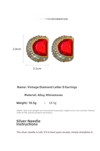 Vue détaillée des boucles d'oreilles lettre D avec gemmes rouges et strass