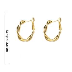 Detailed view of gold twisted hoop earrings with 2.6cm diameter and 925 silver posts