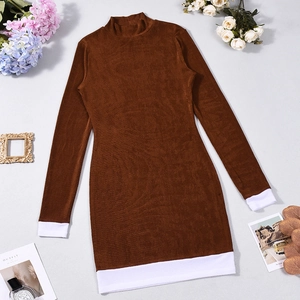 Abito aderente marrone a maniche lunghe con finiture bianche e accessori decorativi